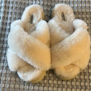 Dearfoams Cozy Cream Slippers
